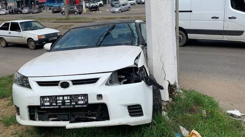 Обійшлося без жертв: на Балківський водій автомобіля Toyota на швидкості влетів у стовб