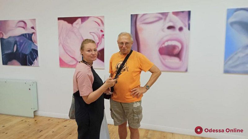 Пограничные состояния людей: в Одессе открылась выставка «Камень ножницы бумага» (фото)