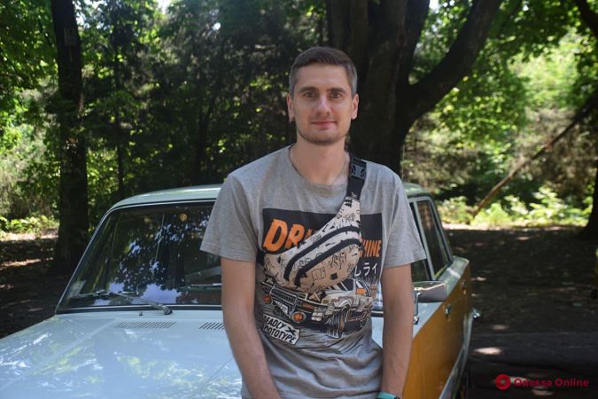 Почти все на ходу: в Одессе на 411-й батарее проходит выставка ретро-автомобилей (фото)