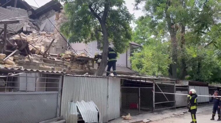 В Одесі обвалився будинок та пошкодив припарковані автівки — відео