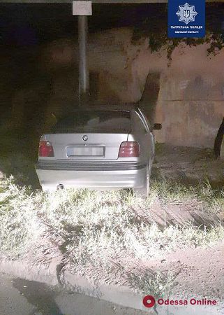 На Балковской пьяный водитель автомобиля BMW врезался в столб