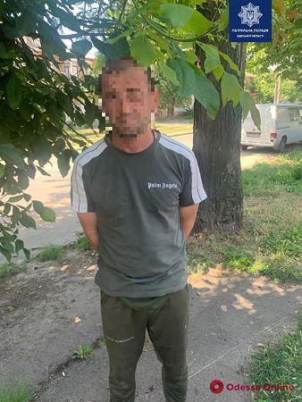 В Одессе воры на Audi, уходя от погони, врезались в столб — один из них напал на патрульного