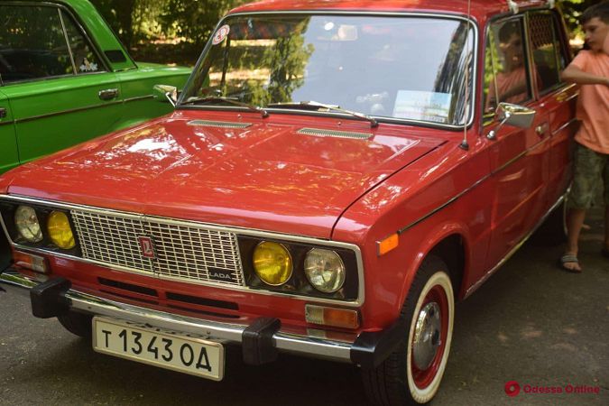 Почти все на ходу: в Одессе на 411-й батарее проходит выставка ретро-автомобилей (фото)