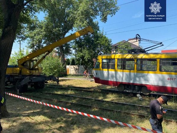 Косивший траву коммунальщик попал под трамвай в Одессе. ФОТО