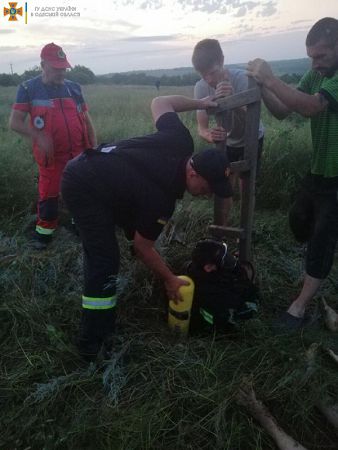 В Одесской области спасатели достали из колодца бездыханные тела отца и сына