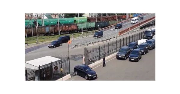 Семь автомобилей кортежа Зеленского въезжают на территорию одесского морвокзала. ВИДЕО