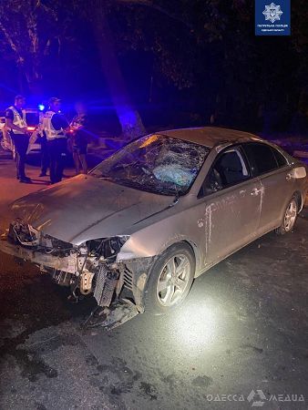 В Суворовском районе Одессы поздно вечером перевернулся легковой автомобиль