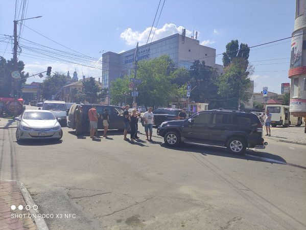 С разницей в пять минут в центре Аккермана произошло два ДТП: в одном из них мог пострадать ребенок