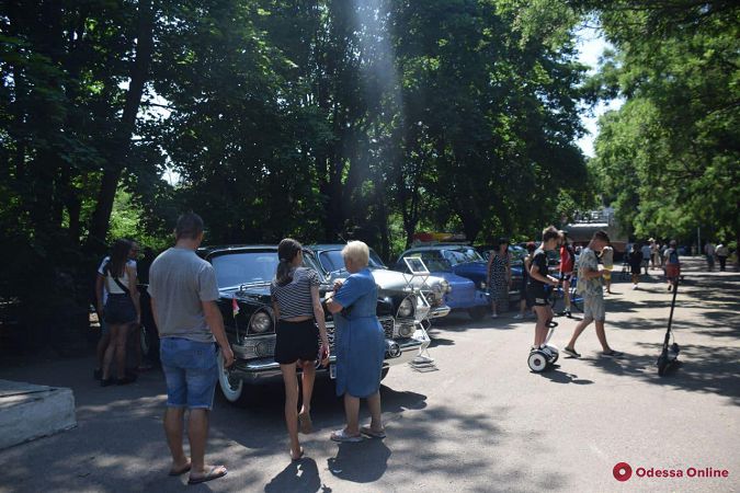 Почти все на ходу: в Одессе на 411-й батарее проходит выставка ретро-автомобилей (фото)