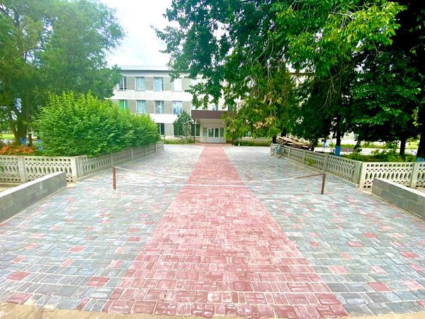 В Одеській області подвір’я шкіл масово стелять кольоровою плиткою