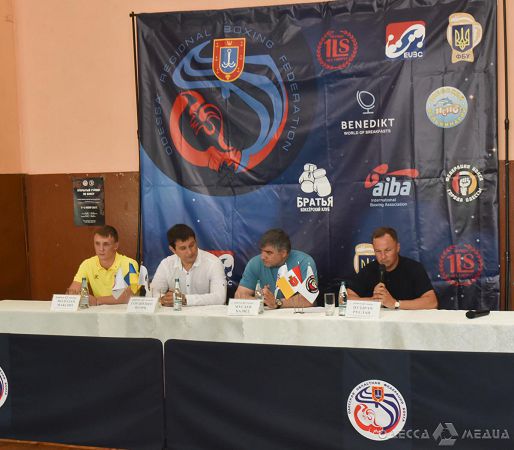 Автомобиль в подарок, зрелищный бокс и Кубок Президента в награду: в Одессе состоялся боксерский турнир среди юношей