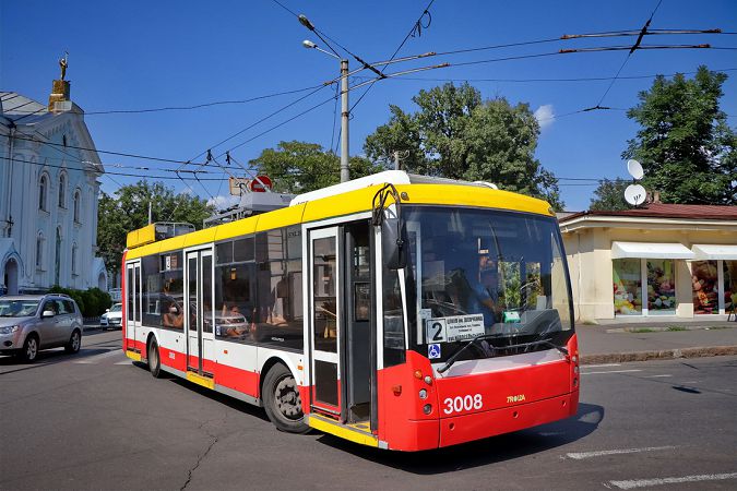 В Одесі чоловік напав з ножем на кондукторку тролейбуса та поранив водія