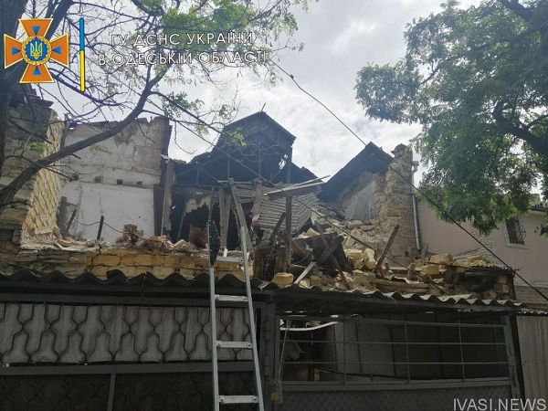 Обломки рухнувшего дома на Старопортофранковской повредили два автомобиля