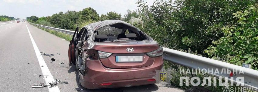 На трассе Киев-Одесса Hyundai врезался в отбойник: погибла женщина-водитель