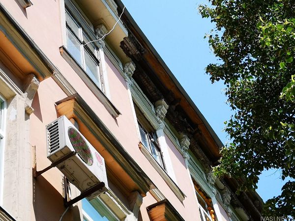 В Одессе на Соборной площади обрушился карниз дома