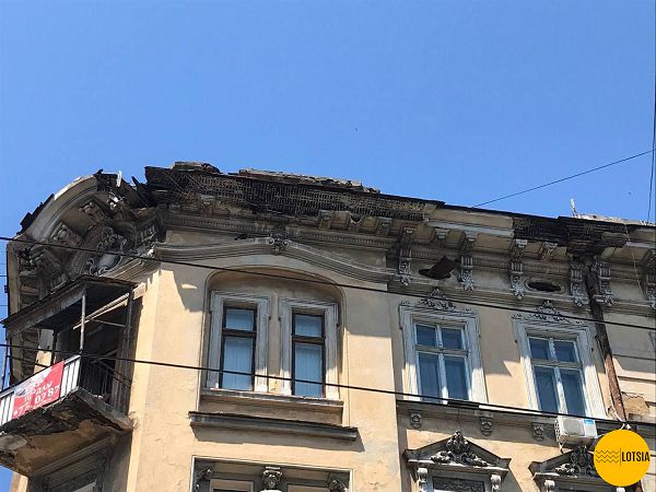 Памятник архитектуры в центре Одессы потерял часть карниза. ФОТО