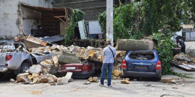 В Одессе обрушилась часть здания, повреждено четыре авто