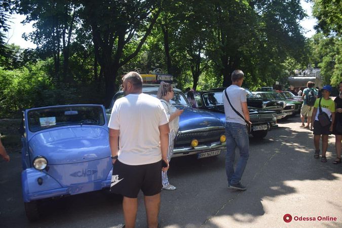 Почти все на ходу: в Одессе на 411-й батарее проходит выставка ретро-автомобилей (фото)