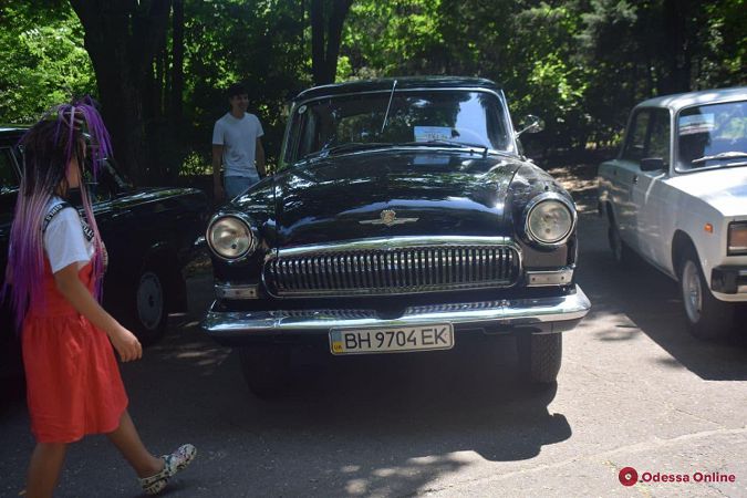 Почти все на ходу: в Одессе на 411-й батарее проходит выставка ретро-автомобилей (фото)