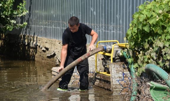 В Одессе не везде сошла вода — Работают сотрудники ГСЧС
