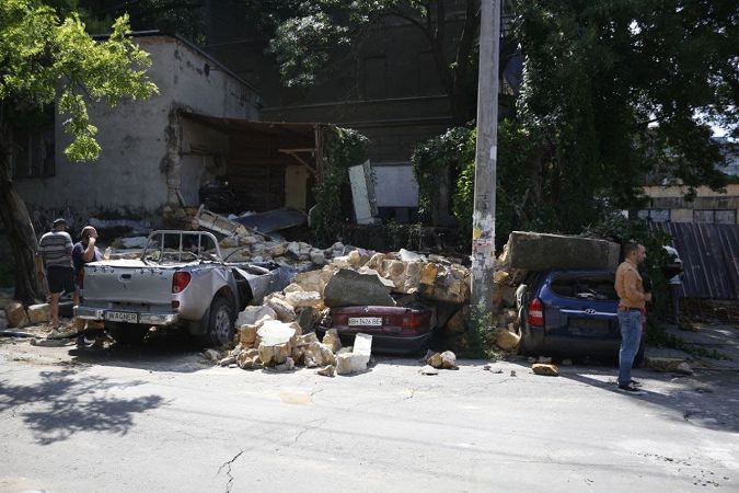 В Одесі обвалилася стіна будинку: під завалами опинилися три автівки. Фото
