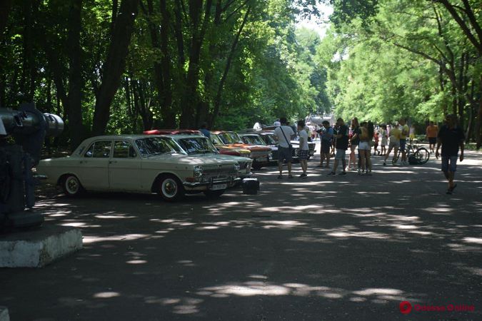 Почти все на ходу: в Одессе на 411-й батарее проходит выставка ретро-автомобилей (фото)