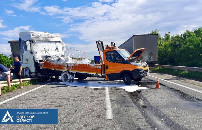 У ДТП на трасі Київ-Одеса травмувалися двоє працівників, які наносили дорожню розмітку