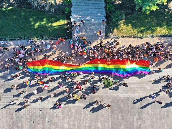 Хотіли відібрати бандану та погрожували: в Одесі напали на волонтера ЛГБТ-прайду. Відео