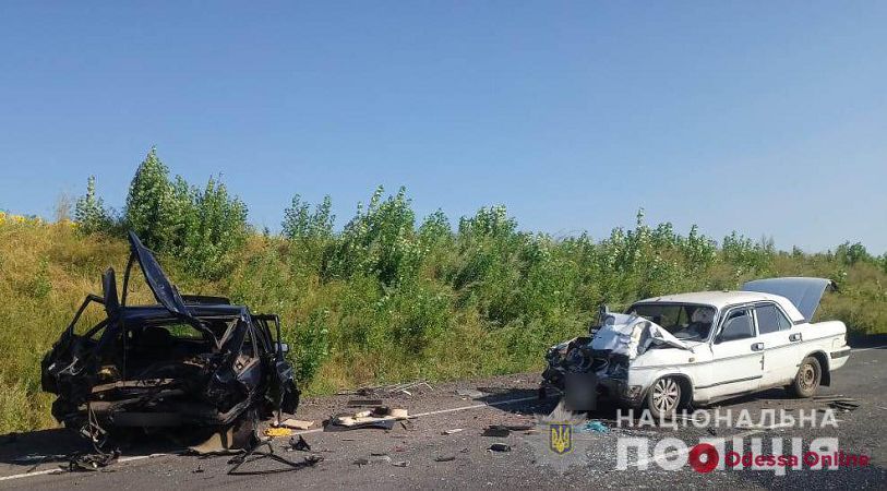 В Одесской области столкнулись две легковушки — одну из машин разорвало пополам