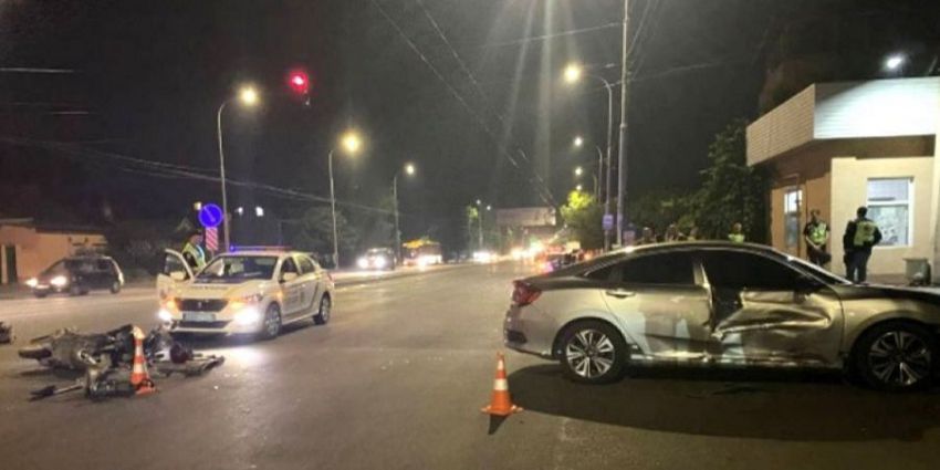 В Одессе 13-летний подросток врезался на скутере в машину с полицейскими