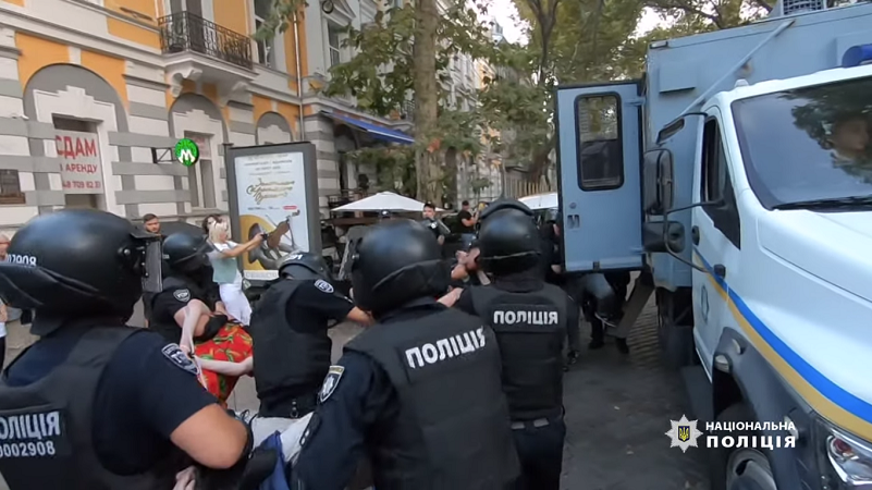 Нарушителей "паковали" в автозаки