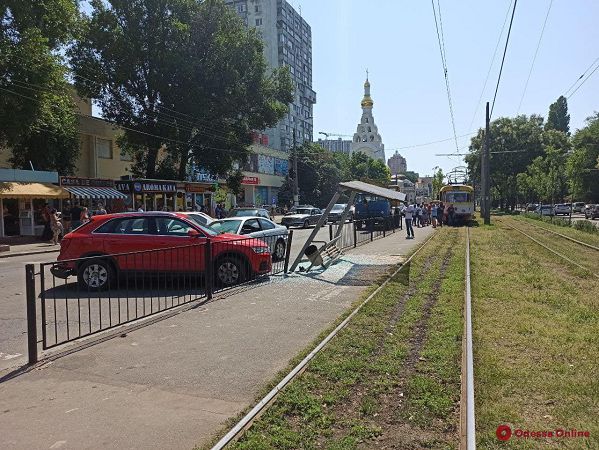 На Фонтане автомобиль влетел в остановку с людьми — есть пострадавшие (фото)