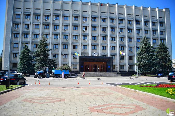 Голубые ели у здания Одесской облгосадминистрации передумали сносить