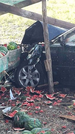 На Одесчине авто влетело в придорожную лавку с арбузами, есть пострадавший. Фото и видео