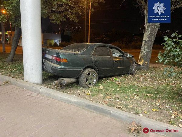 ДТП с пострадавшими: на Грушевского водитель автомобиля Toyota врезался в дерево