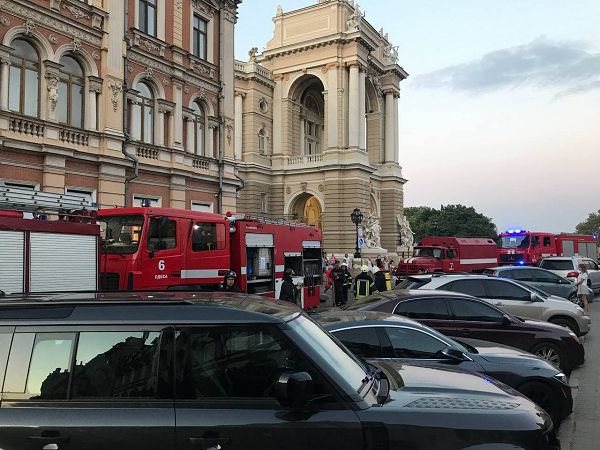 Тревога в центре Одессы: что делали пожарные рядом с Оперным театром