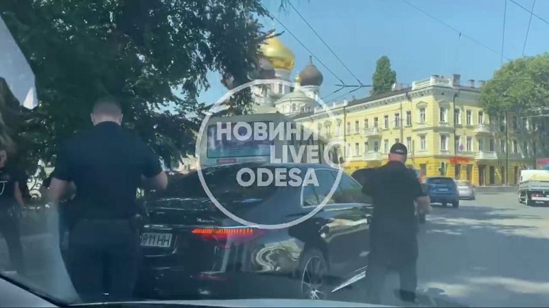 В центрі Одеси сталася потрійна ДТП за участю двох автівок та маршрутки. Відео