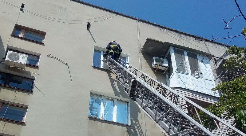В Измаиле в квартире на 5 этаже закрылись маленькие дети: им на помощь пришли спасатели