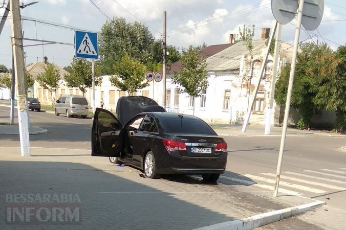 В центре Килии Chevrolet протаранил выезжающую с парковки Hyundai – двое пострадавших