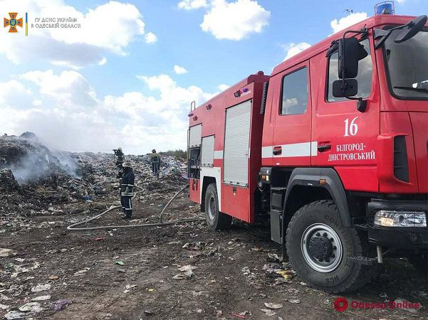 В Белгород-Днестровском районе спасатели тушат пожар на свалке