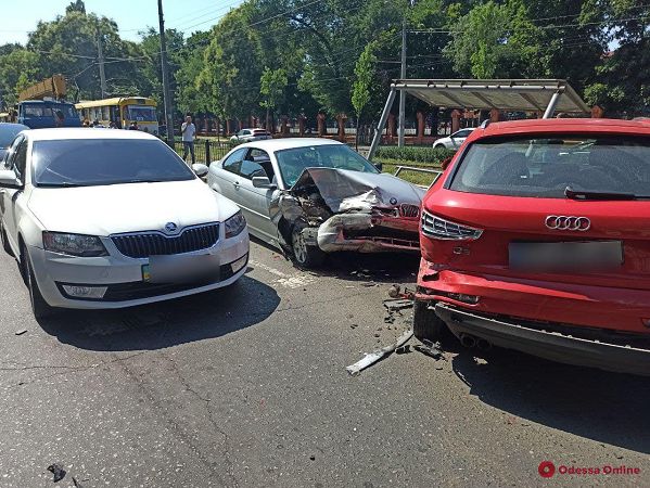 На Фонтане автомобиль влетел в остановку с людьми — есть пострадавшие (фото)