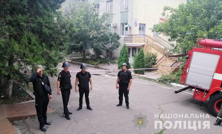 Поліцейські перевіряють інформації про загрозу вибуху в Овідіопольському районному суді Одеської області