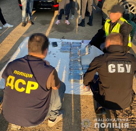 Контрабанда кокаїну на 10 млн дол. США – в Одесі затримали трьох наркодилерів