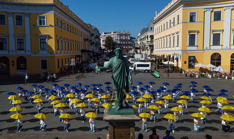 В центре Одессы прошла репетиция танцевального флешмоба ко Дню Флага: яркие фото и видео