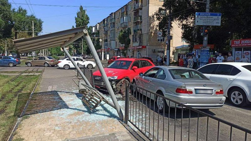 У Одесі зіткнулось 4 авто, одне влетіло в зупинку: є постраждалий