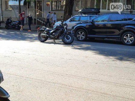 В центре Одессы автомобиль сбил мотоциклиста