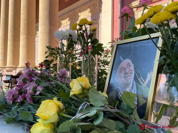 Одесситы несут цветы к Художественному музею в память об Александре Ройтбурде
