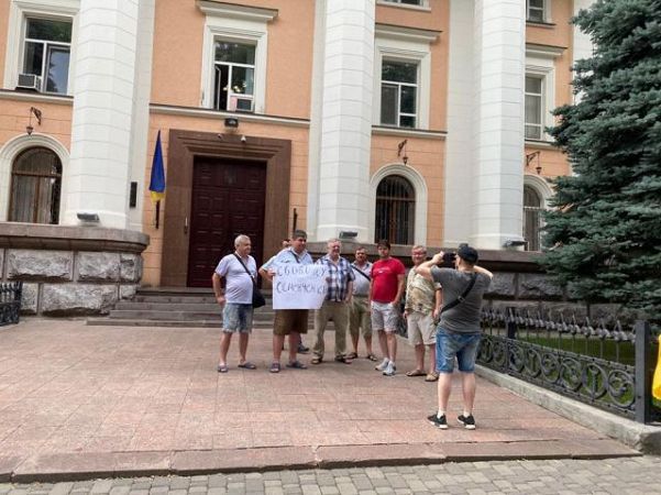 Одесса: под зданием СБУ требуют свободу Семенченко