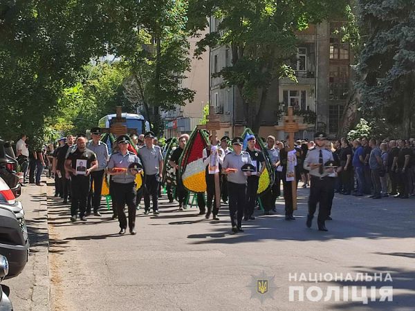 В Одессе простились с тремя полицейскими, погибшими в ДТП (фото)