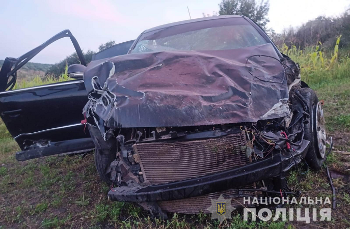 На трасі в Одеській області знайшли розбиту машину з людьми в несвідомому стані. Фото